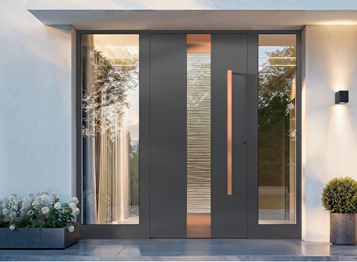 Haustüre mit zwei Seitenteilen in dunkelgrau mit Beschlägen in kupferfarbig