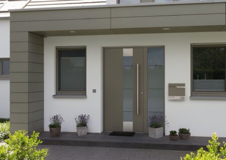 Moderne Haustür an einer Hausfassade mit Seitenteil