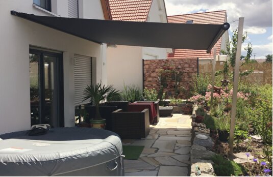 Rollbares Sonnensegel über einer Terrasse