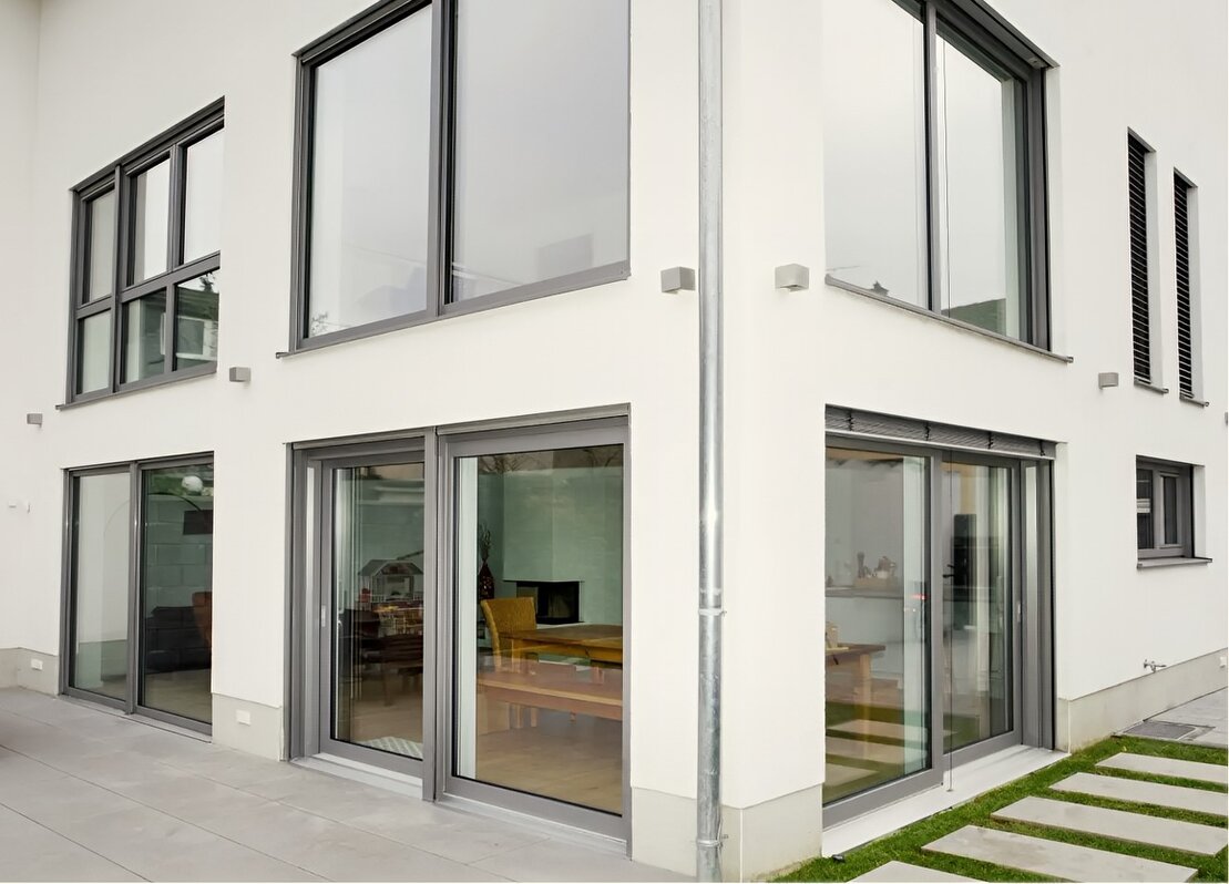 Große Fenster in einem modernen Wohnraum