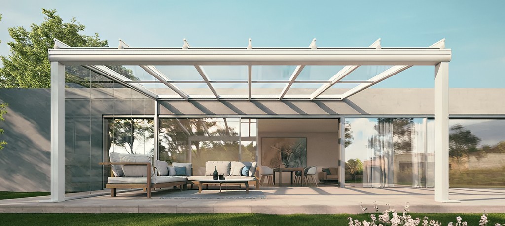 Moderne Aluminium-Terrassenüberdachung mit Glas über einer Terrasse
