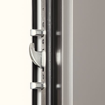 Detailaufnahme einer sicheren Haustür mit Mehrfachverriegelung