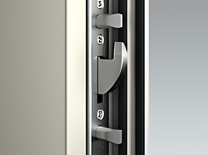 Detail einer gesicherten Wohnungseingangstür mit stabilem Schloss