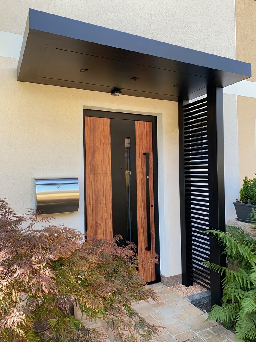 Kubisches Vordach mit Sprossen-Seitenteil