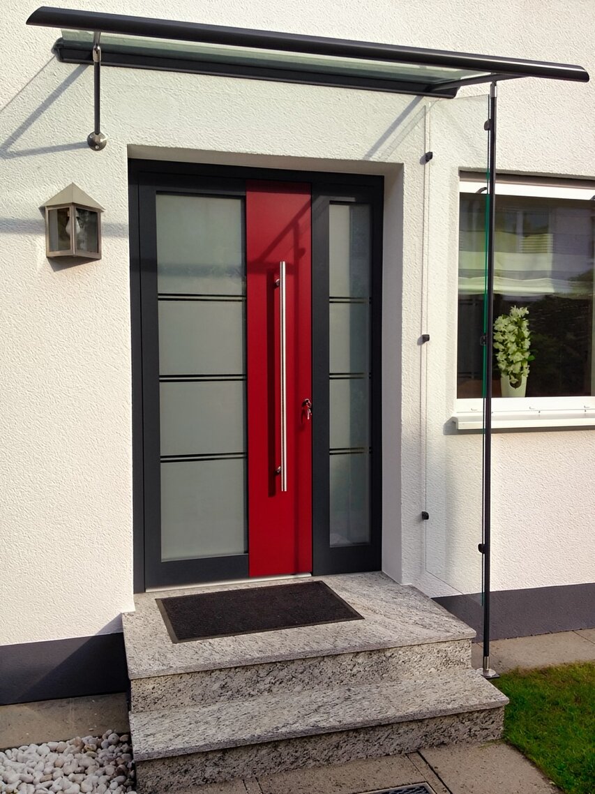 Aluminium-Glas-Vordach mit einer Konsole und einer Ganzglas-Seitenblende mit Stützpfosten - Ansicht von vorne