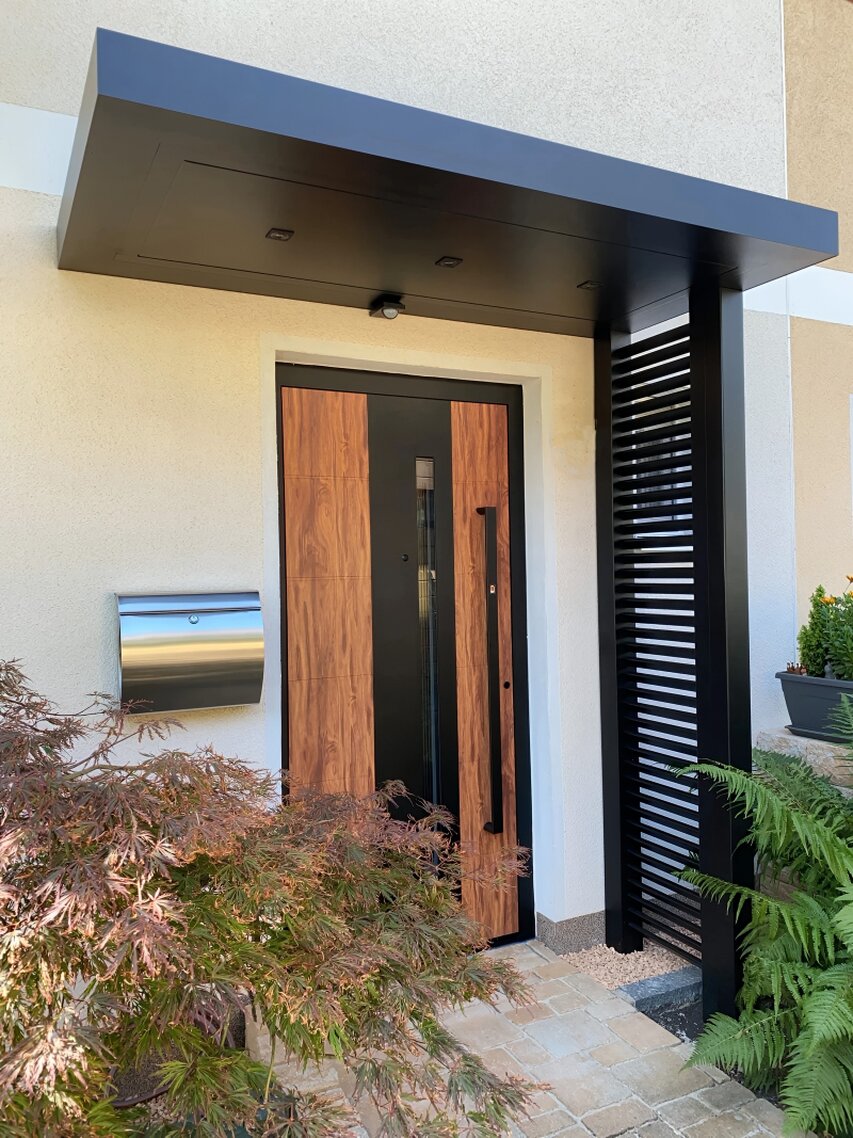 Erneuerte Haustür an einem Reihenhaus mit neuer Vordach-Anlage