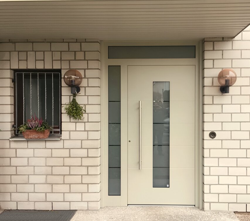 Erneuerte Haustür an einem Einfamilienhaus mit Seitenteil und Oberlicht