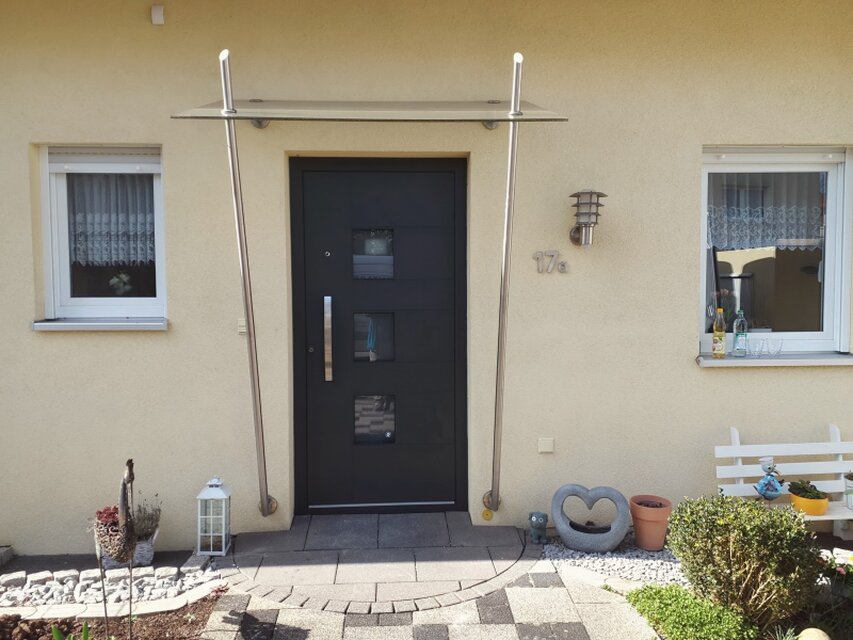 Erneuerte Haustür an einem Einfamilienhaus