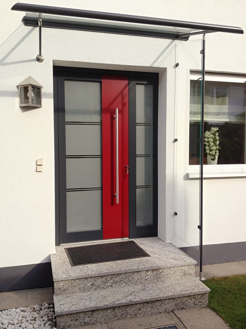 Erneuerte Haustür an einem Einfamilienhaus mit Seitenteil