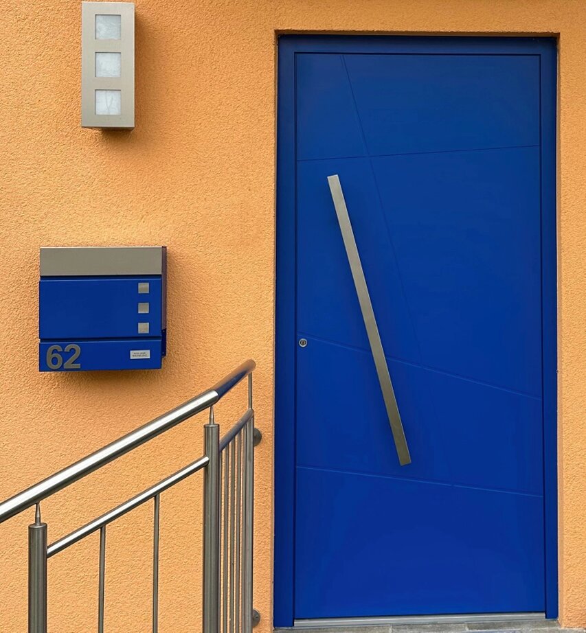 Erneuerte Haustür an einem Reihenhaus