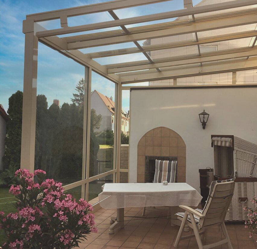 Aluminium-Terrassenüberdachung zum motorischen Aufschieben