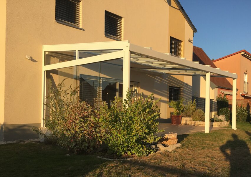 Terrassenüberdachung zum Aufschieben mit Sonnenschutz