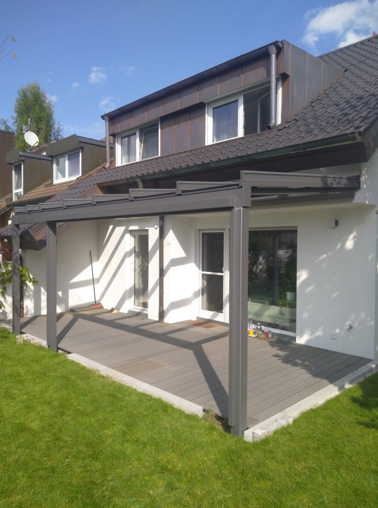 Aluminium-Terrassenüberdachung mit Sonnenschutz