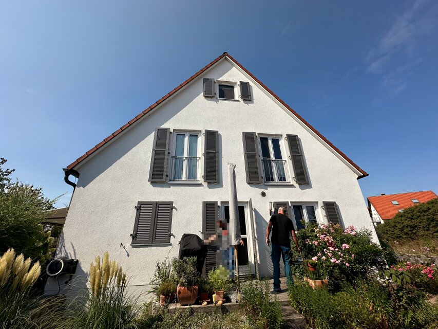 Hausfassade mit Aluminium-Klappläden