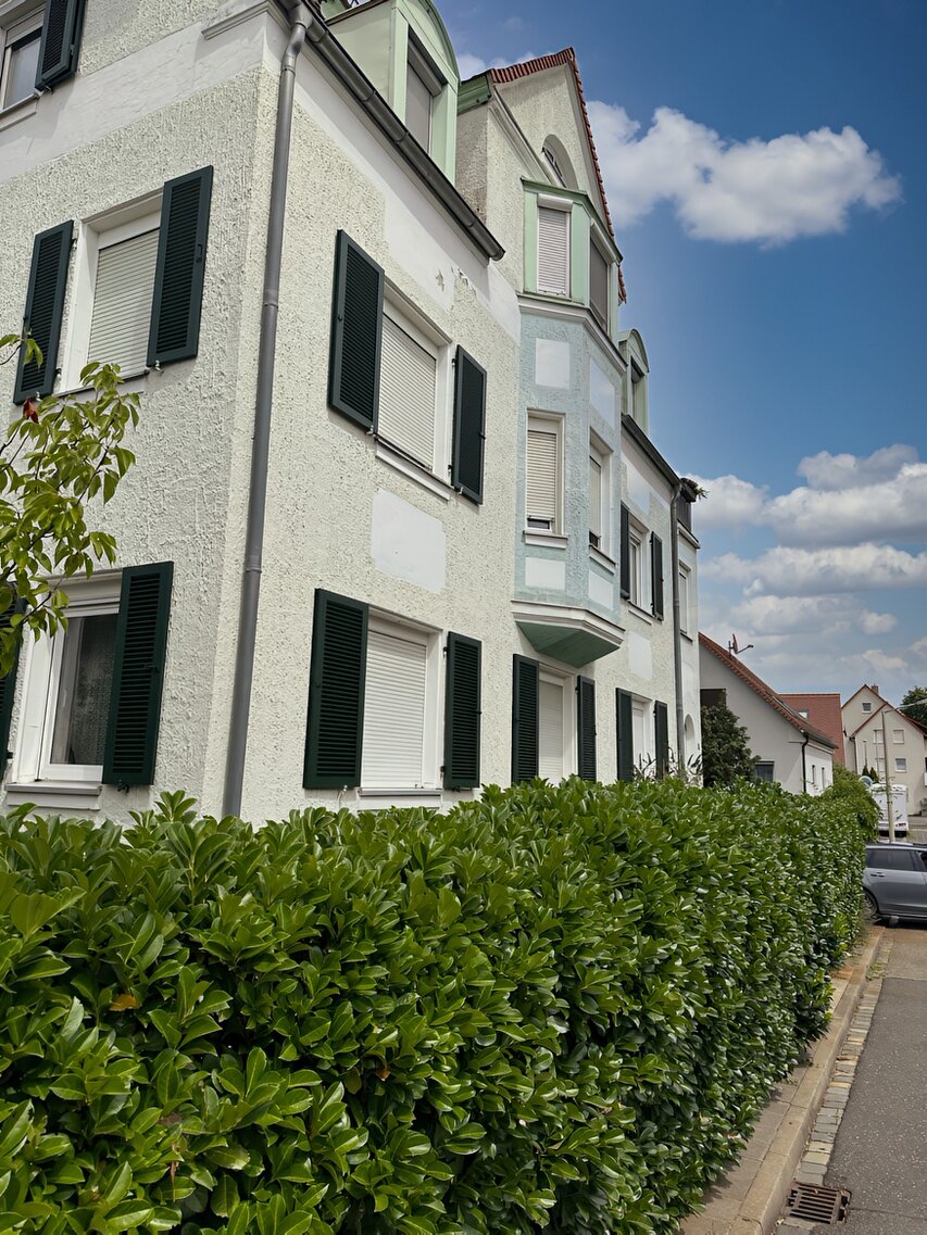 Hausfassade mit Aluminium-Klappläden