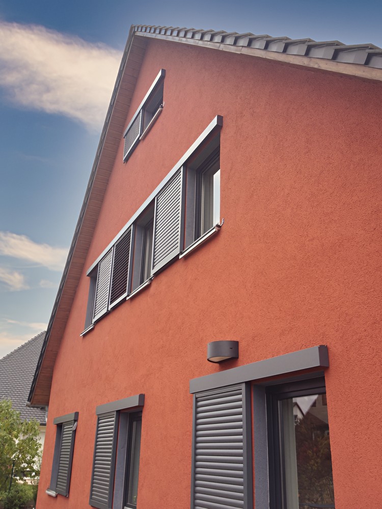 Haus mit Aluminium-Schiebeläden