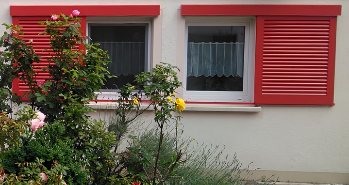 Rote Aluminium-Schiebeläden